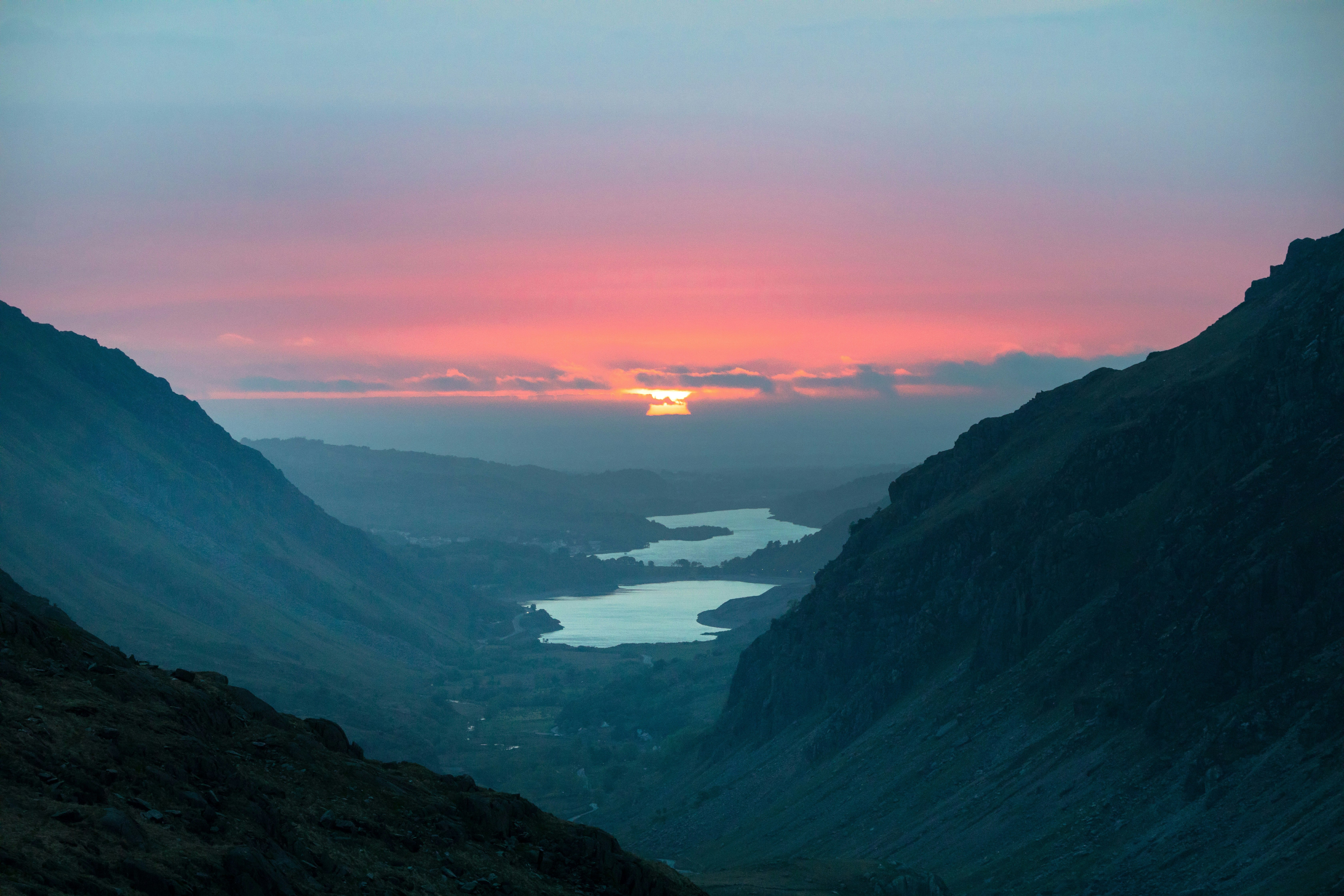 An image of the sunset through the valleys in Snowdonia 