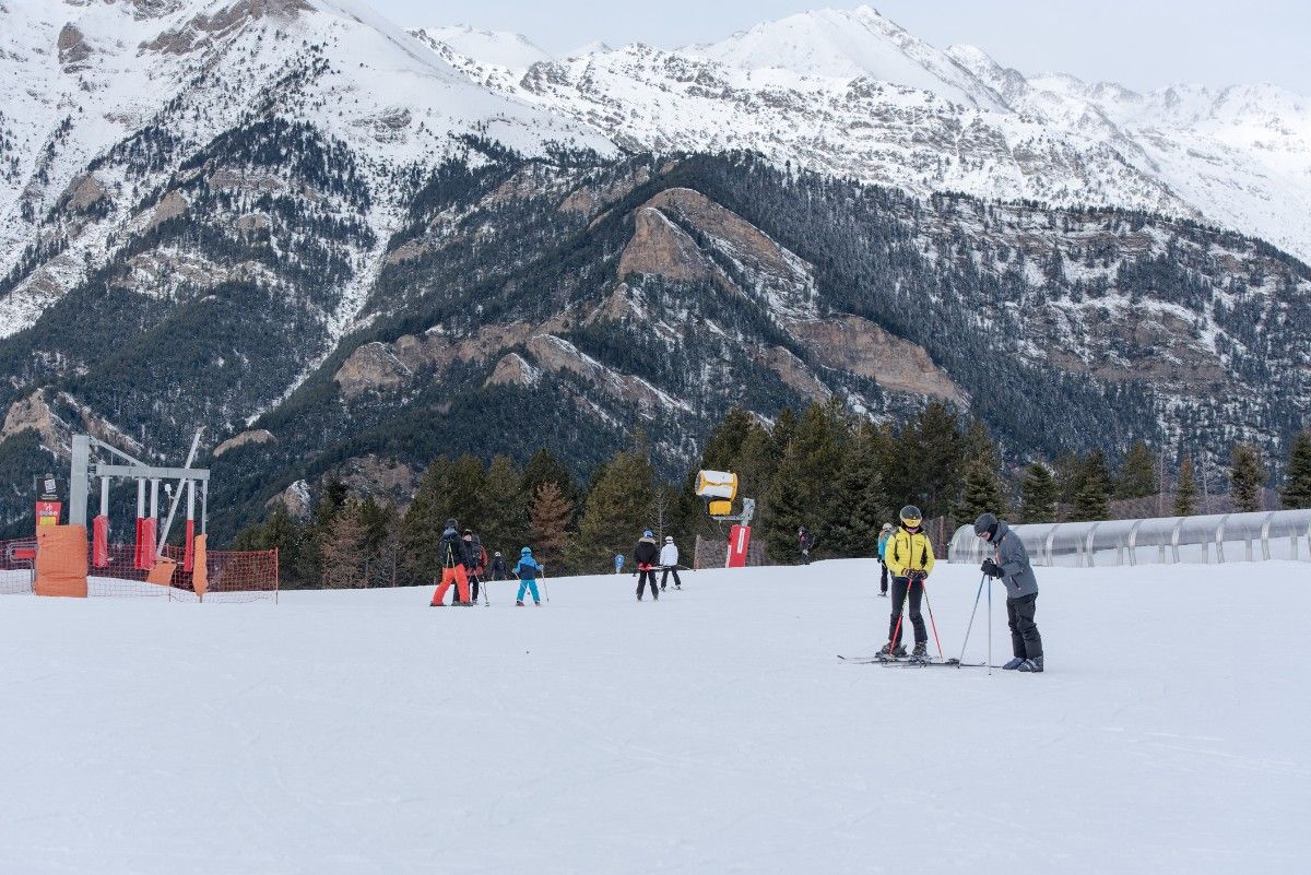 Skiers on Arinsal ski resort 