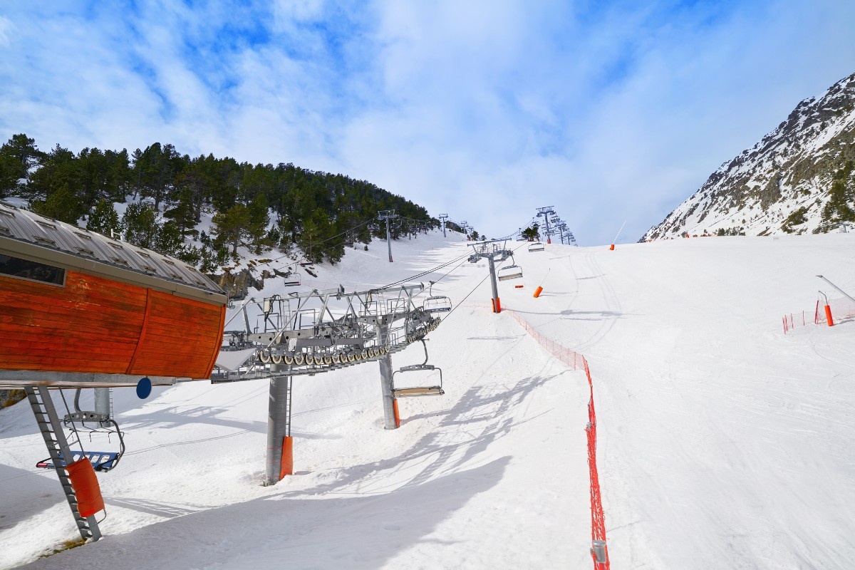 A chair lift in Arinsal ski resort 