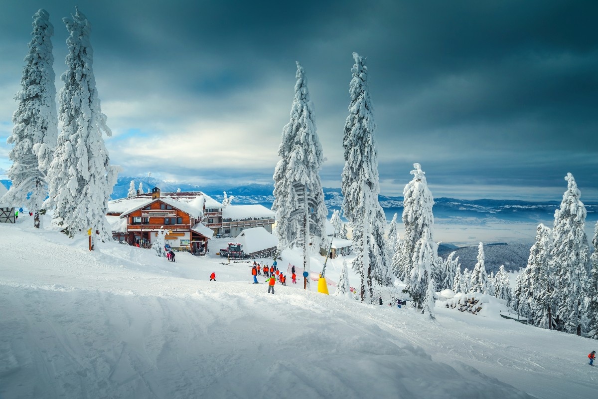 People skiing at Poaina Brasov ski resort