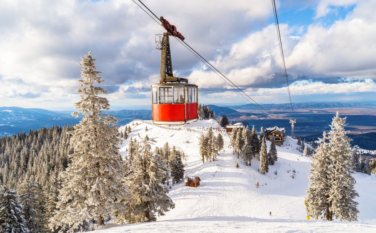 A gondola going up the mountain on Poaina Brasov ski resort