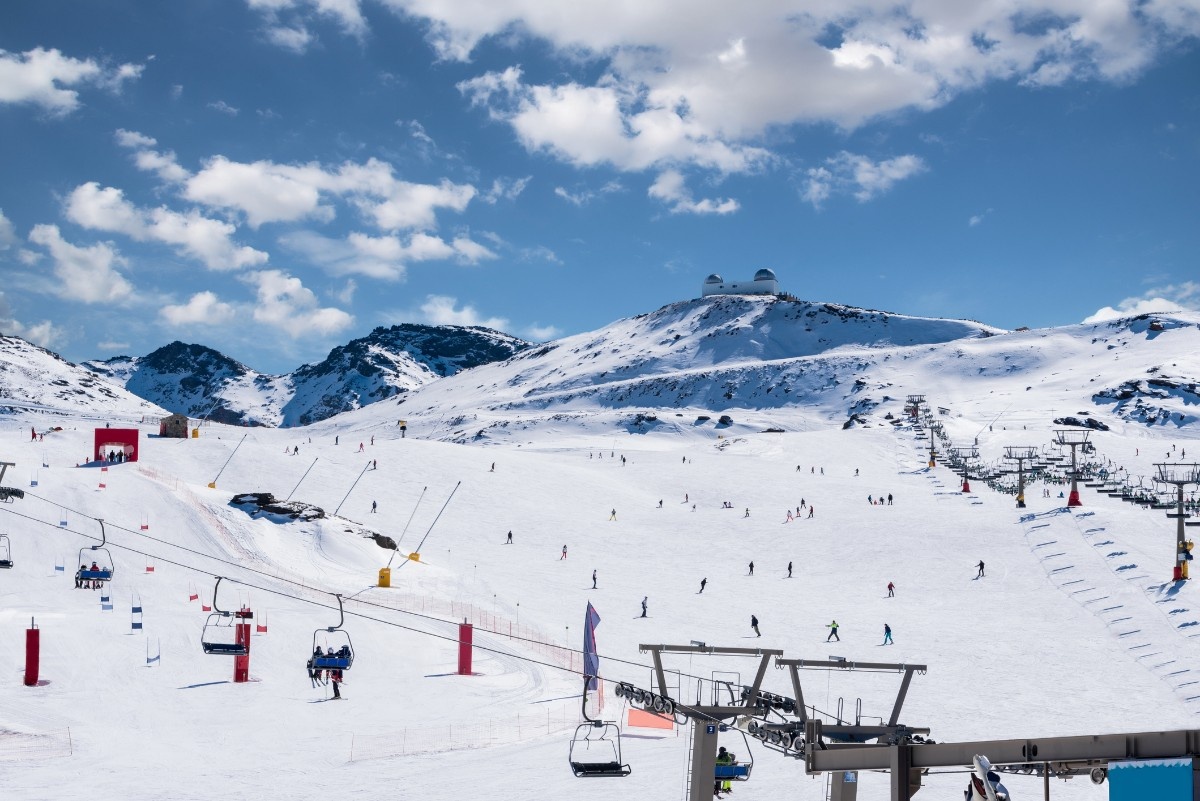 A busy snowy piste in Sierra Nevada Ski Resort