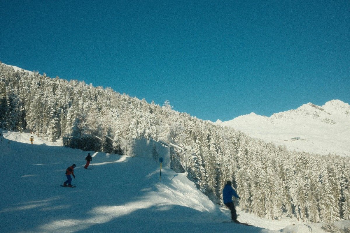 People skiing and snowboarding in Solden 