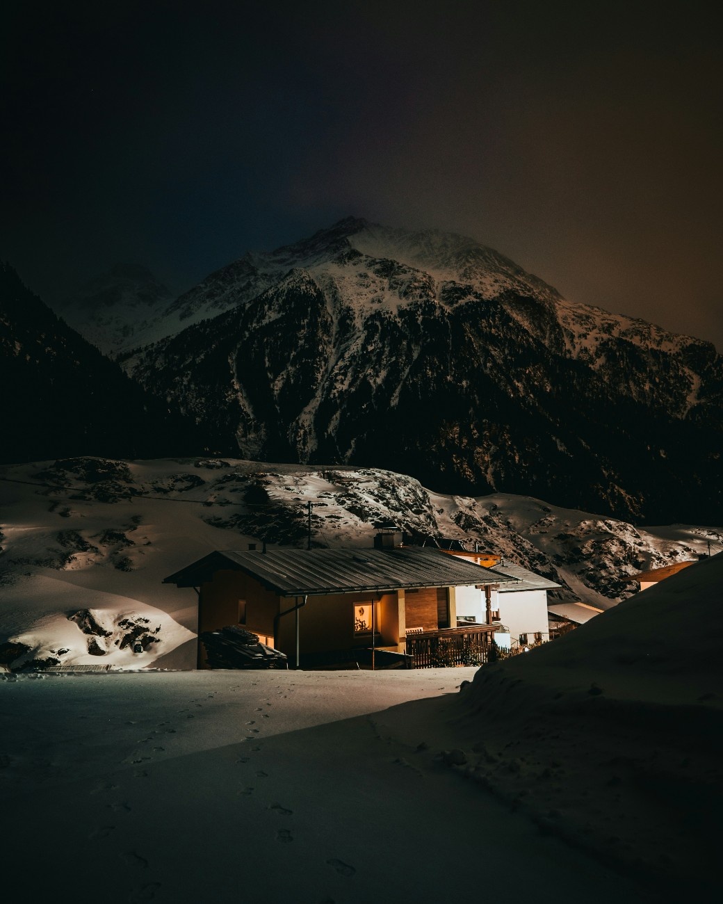 A lodge in Solden at night 