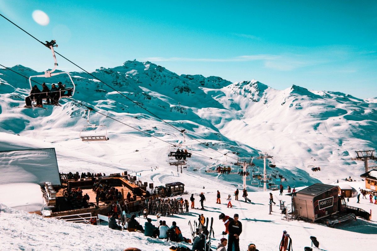 A chair lift in Val Thorens resort 