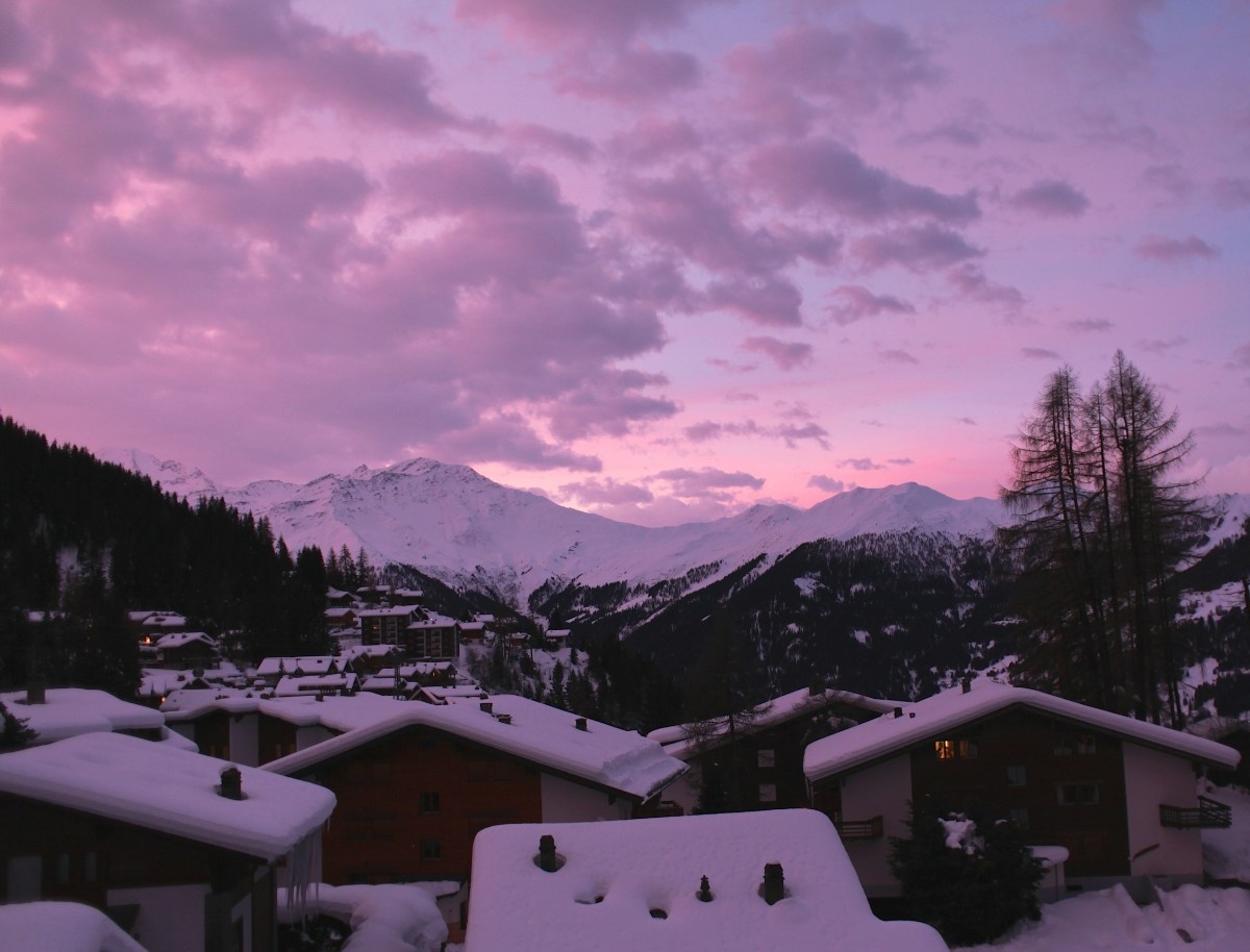 The sun setting over Verbier ski resort 